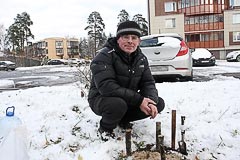 Дмитрий Булавинов с&nbsp;высаженным саженцем кедра