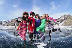 На коньках и в платьях На коньках и в платьях