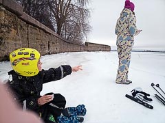 Мальчик жестами показал, что его зовут Эол где его родители… Мальчик жестами показал, что его зовут Эол где его родители…