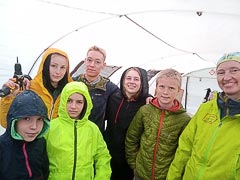 Волонтёры и&nbsp;их&nbsp;дети прячутся от&nbsp;дождя