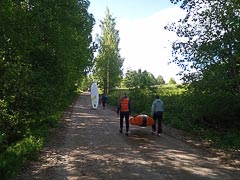 Участники относят снаряжение в&nbsp;транзитную зону