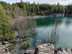 Обрывистые берега карьера