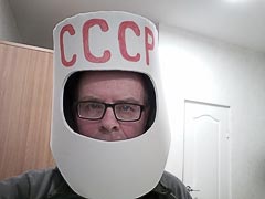 Дмитрий Булавинов в шлеме космонавта Дмитрий Булавинов в шлеме космонавта