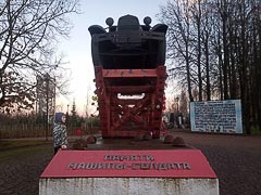 Давид считает каски на&nbsp;памятнике «полуторке»