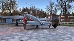 Нина у&nbsp;самолёта в&nbsp;музее «Дом&nbsp;авиаторов»