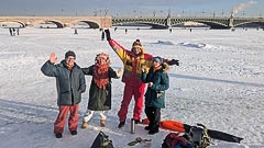 Участники у набережной Петропавловской крепости Участники у набережной Петропавловской крепости