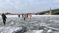 Переход через замёрзший фарватер Переход через замёрзший фарватер