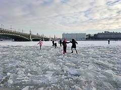 Переход через замёрзший фарватер Переход через замёрзший фарватер