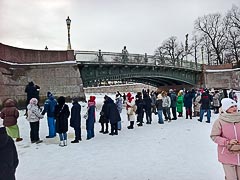 Очередь из желающих потрогать «Чижика-Пыжика» Очередь из желающих потрогать «Чижика-Пыжика»