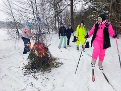 Лыжный хоровод вокруг масленичного чучела Лыжный хоровод вокруг масленичного чучела
